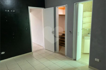 Sobrado com 4 dormitórios, 2 suítes, closet, varandas, escritório, jardim de inverno, espaço gourmet com churrasqueira e fogão a lenha e 3 vagas.