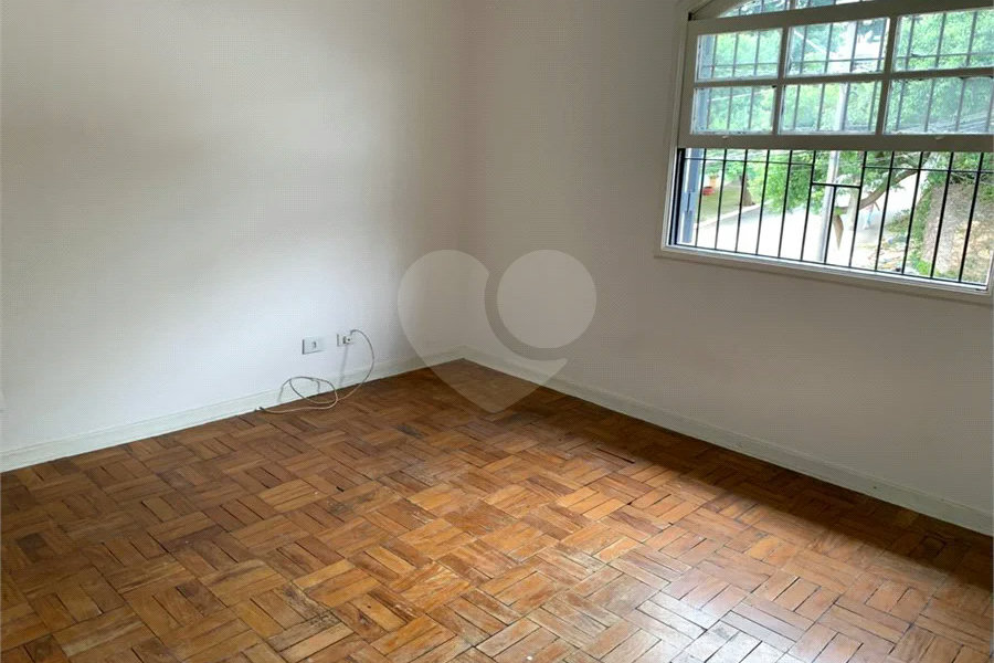 Casa espaçosa com 3 quartos, suíte, quintal e 2 vagas na Vila Santa Catarina