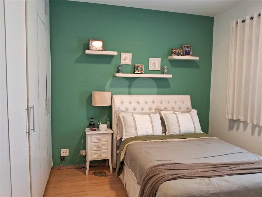 Prédio com portaria 24 horas, e lazer. Apartamento com 3 dormitórios, uma suíte, 2 vagas de garagem