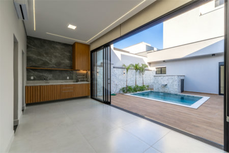 Indaiatuba - SP - Condominio Dona Lucilla - Valor R$2.295.000,00 - 3 suítes + escritório + lavabo - Terreno: 300m2 - Construção: 188m2 - Diferenciais - Móveis planejados no escritório, sala de TV, lavabo, cozinha, área gourmet, lavanderia, banheiros e closet - Ar condicionado em todos os ambie