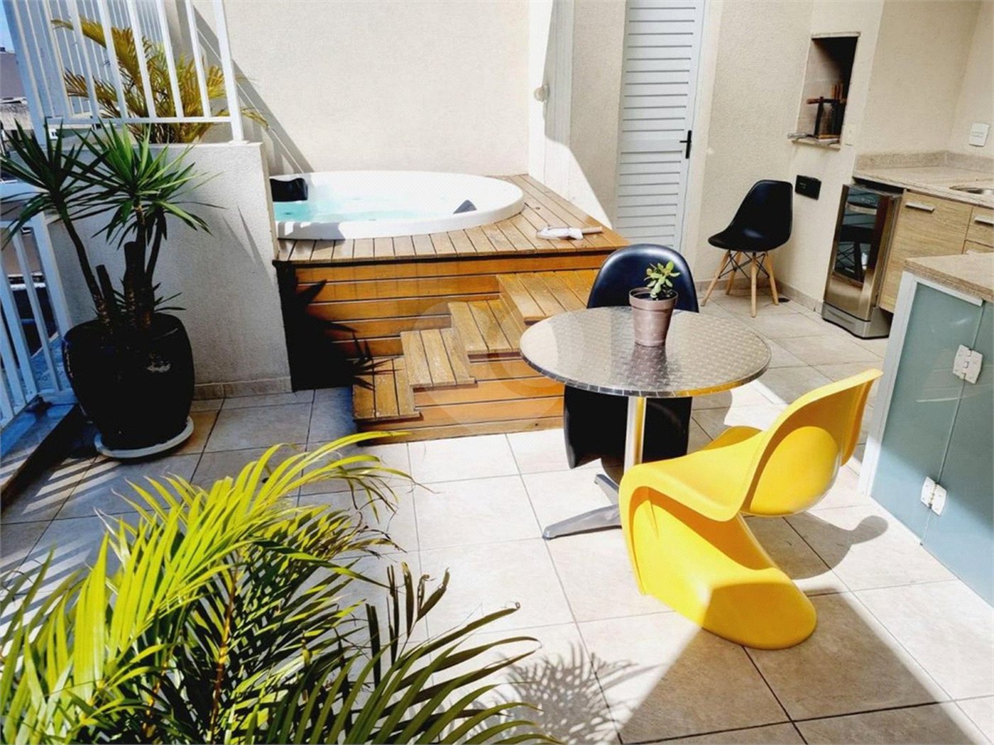 COM RENDA VENDA SO PARA INVESTIDOR Cobertura na Bela Vista com hidro -Com 69m² 1 dormitório 2 vadas Localização ótima perto de tudo Aceita Permuta