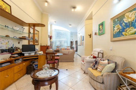 Casa a venda no Planalto Paulista, 2 suítes, 4 vagas, 230 m², quintal e localização privilegiada