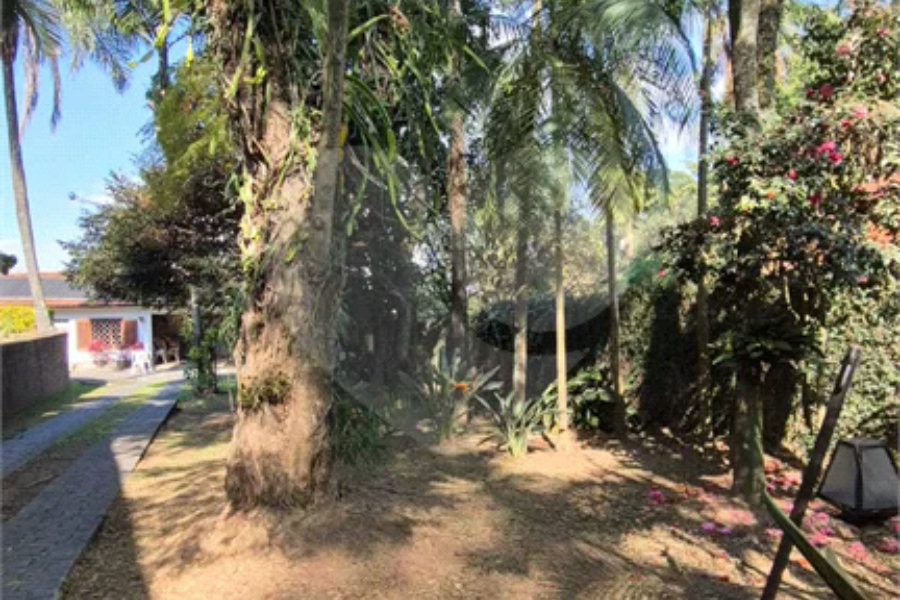 Casa com Piscina, Sauna e Edícula em Rua Arborizada no Tremembé