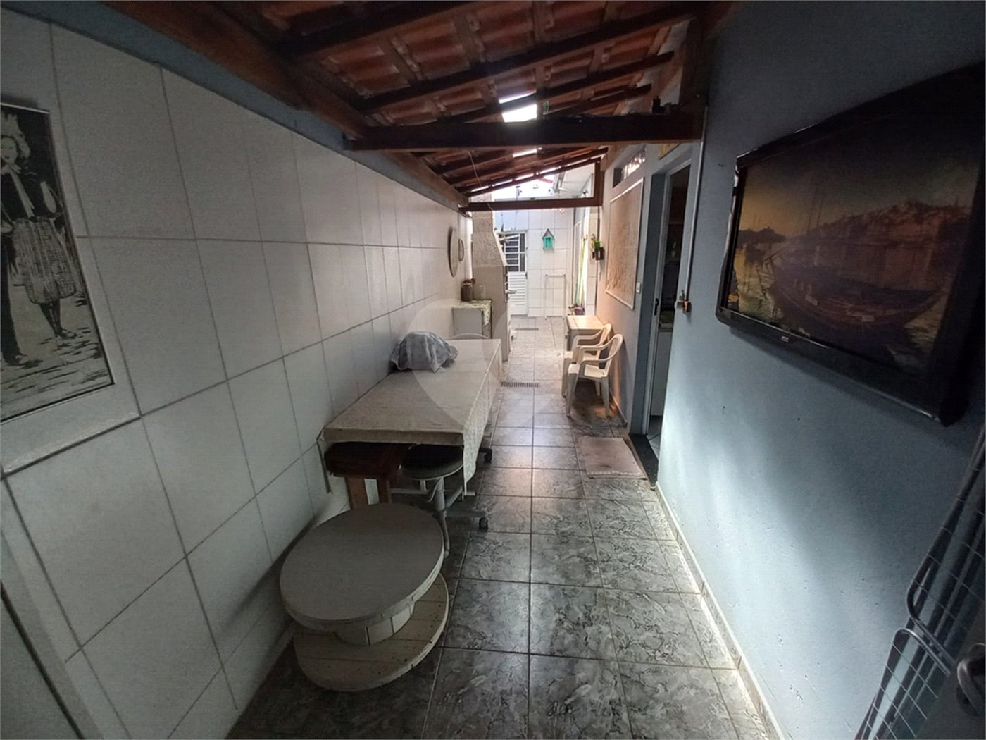 Casa Térrea com 3 dormitórios, sendo 1 suíte.