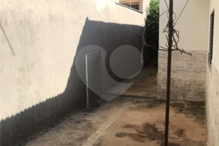 Casa térrea com 3 dormitórios, sendo 1 suíte.