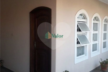 Ampla casa no condomÍnio Parque Fehr, contendo: