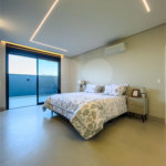 Indaiatuba - Quintas da Terracota - 1252 m² de terreno - casa térrea com 514 m² de área construída -3 vagas de garagem cobertas e 3 descobertas Lavabo - Sala de estar e jantar amplas e integradas - Escritório privativo - Cozinha toda equipada com geladeira, forno, micro-ondas, lava-louças,