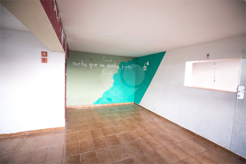 Casa com 4 Dormitórios e área de lazer com piscina