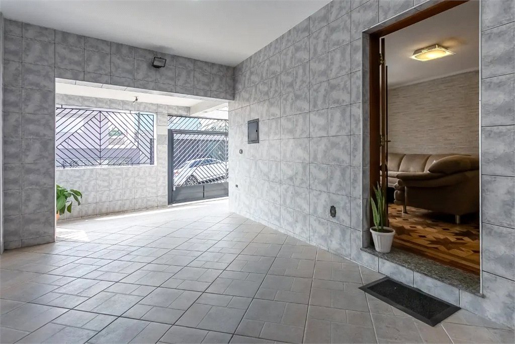 Sobrado no Jabaquara com 280m², 3 dormitórios, quintal amplo, varanda e 3 vagas de garagem.