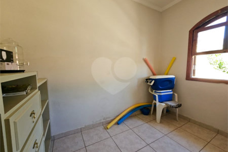Casa térrea em Atibaia com 3 dormitórios (2 suítes), piscina, espaço gourmet, condomínio fechado