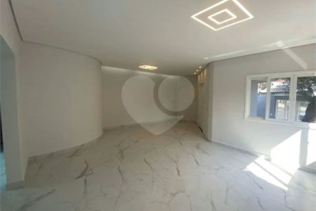 Casa à venda no bairro Dos Casa, em São Bernardo do Campo, com 280 m², 4 dormitórios, 3 suítes, 4 vagas, hidromassagem e fácil acesso às principais rodovias.