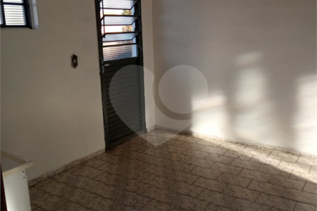 Sobrado com 5 dormitórios.