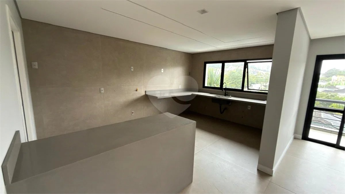 Sobrado de alto padrão no Swiss Park, totalmente reformado, com 4 suítes, piscina, elevador, espaço gourmet, 4 vagas e condomínio com lazer completo.