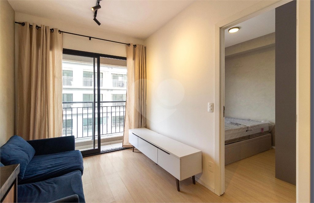 Apartamento a venda com 1 dormitório, sala com varanda e próximo ao metrô Vila Madalena.