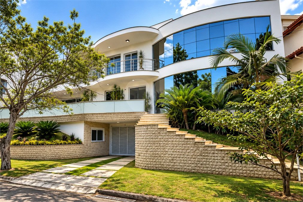 Mansão de 800 m² no Swiss Park, em São Bernardo do Campo, com 4 suítes, piscina, área gourmet, sauna e lazer completo em condomínio de alto padrão.