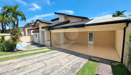 Casa à venda com 3 suítes no condomínio Estância Marambaia, Vinhedo - SP