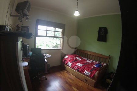 Sobrado com 4 quartos sendo 2 suítes.