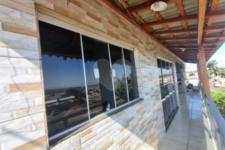 Sobrado 3 quartos e área comercial em baixo.