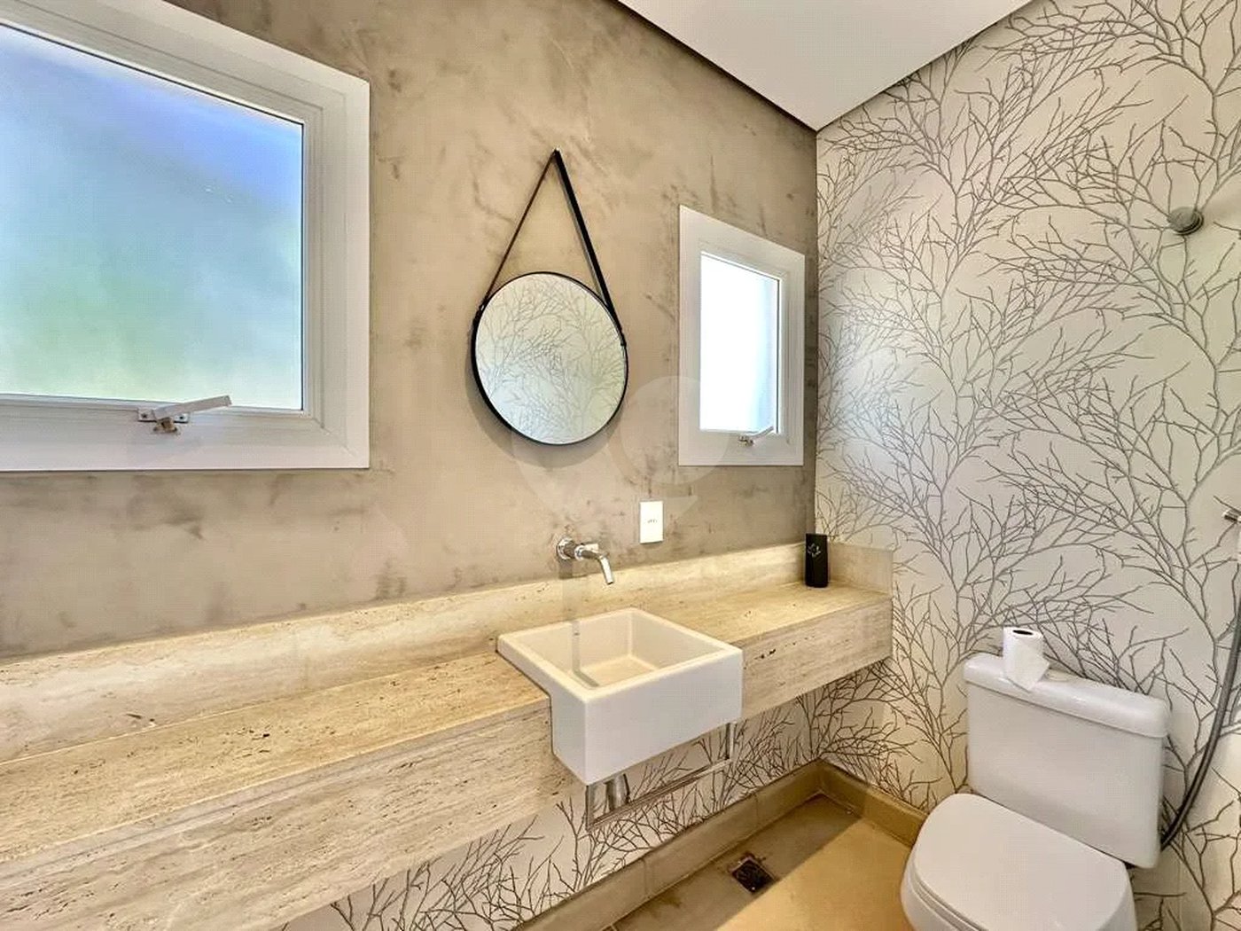 Casa em condomínio Impecável, 4 dorms / 2 suítes, varanda gourmet, piscina, 3 lareiras