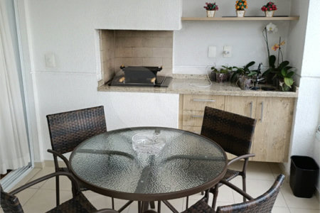 Apartamento na Região da Mooca. Excelente Localização com 3 Dormitórios sendo 1 Suíte e 2 Vagas de Garagem