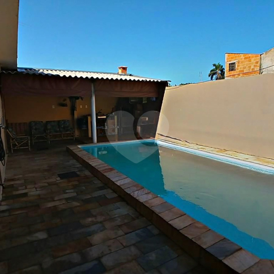Casa térrea com piscina e 3 quartos.