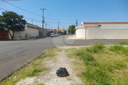 Terreno plano com boa localização no Cruzeiro do Sul .