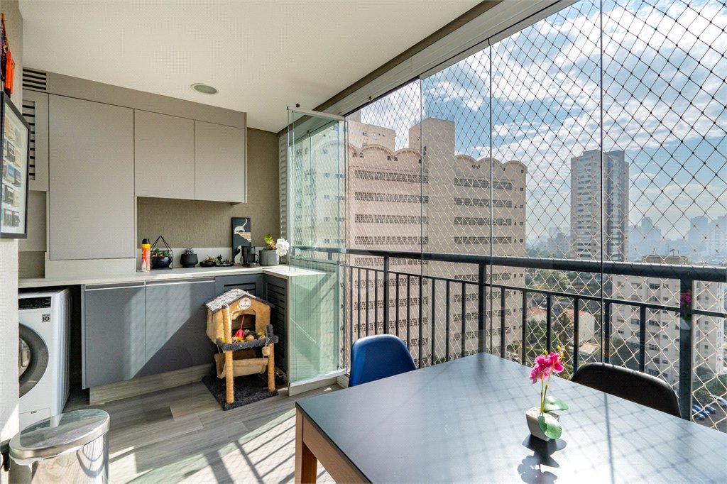 Apartamento a venda na Rua Gaspar Lourenço totalmente reformado - 2 quartos, varanda