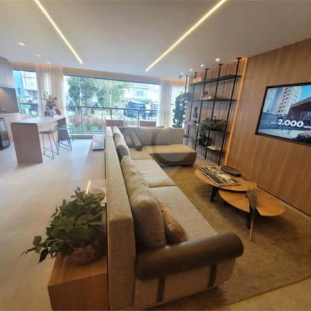 Apartamento na Mooca Vende de 4 dormitórios e 2 suítes ou com 3 suítes e sala ampliada, com área útil de 157,70 m², duas vagas de garagem.Condomínio Com lazer completo.Aceita e estuda Permuta.