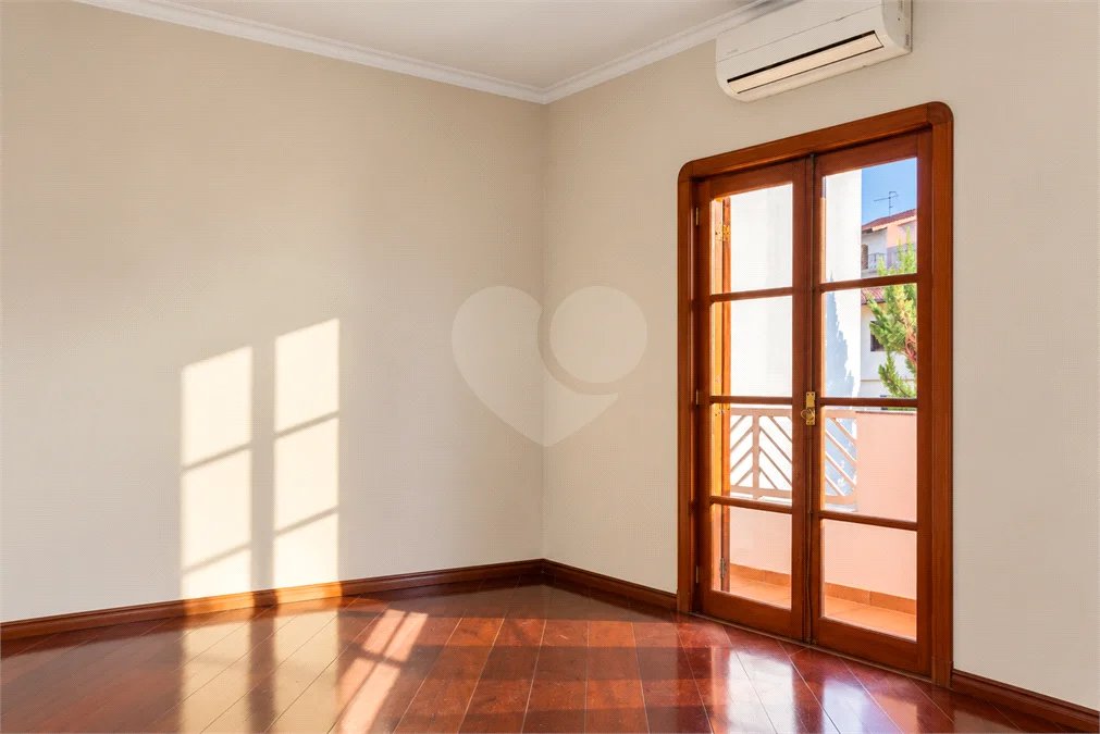 Casa à venda com 6 dormitórios, 3 suítes, piscina, área gourmet, hidromassagem, lareira, varanda e 6 vagas de garagem. Conforto e lazer para toda a família!