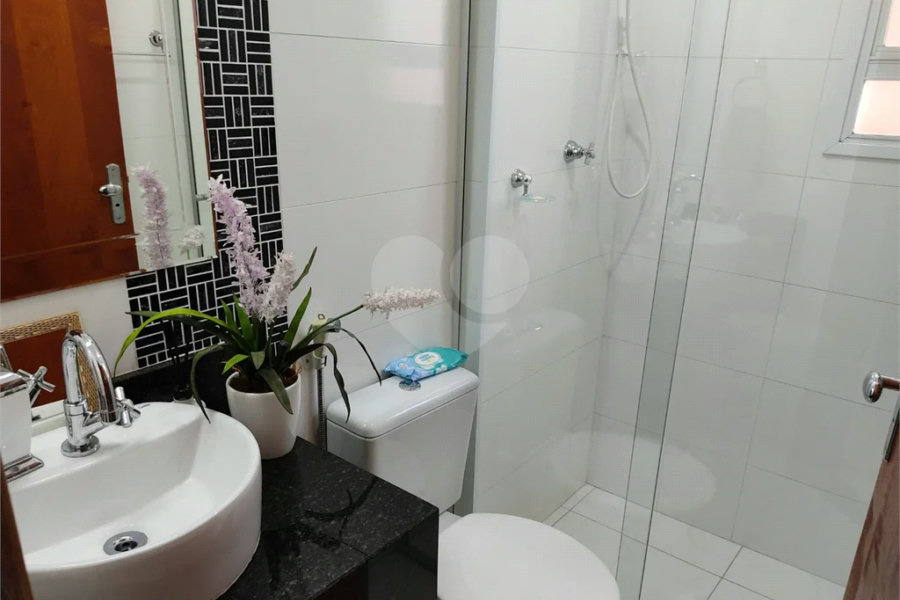 Apartamento térreo , três quartos sendo uma suíte.