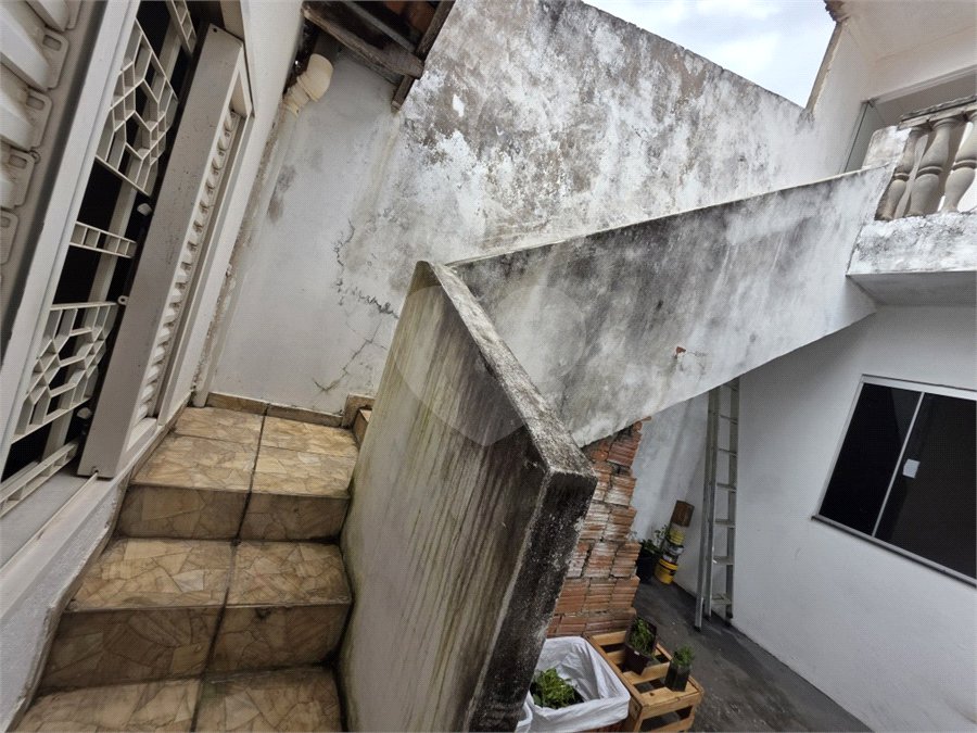 Casa térrea à venda no Douradinho com 2 quartos e edícula com mais dois quartos e 2 banheiros.