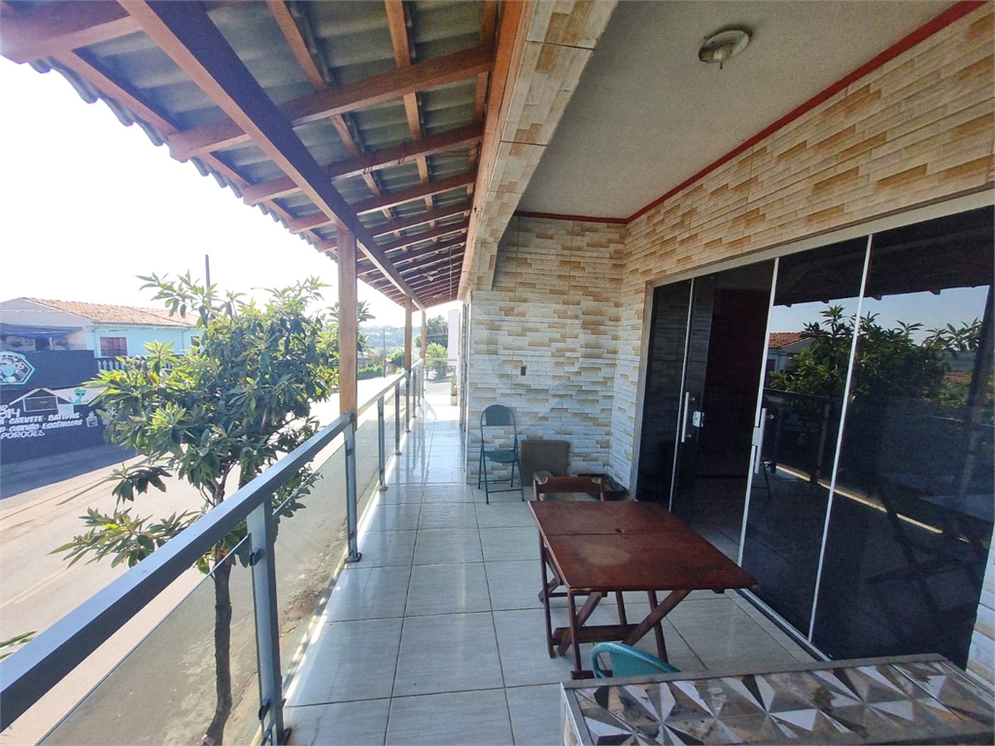 Sobrado 3 quartos e área comercial em baixo.