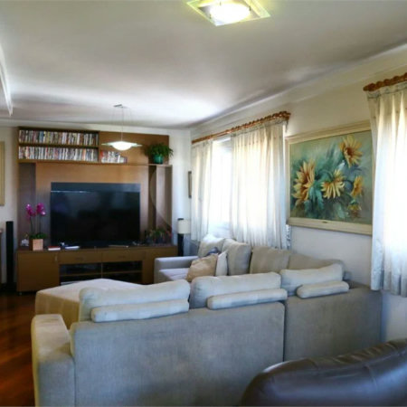 Apartamento à venda com 3 quartos, sendo 1 suíte, e 4 banheiros no total.