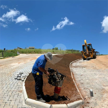 Terreno em Joanópolis com 1.000 metros, condomínio fechado com portaria e segurança, pronto para construir