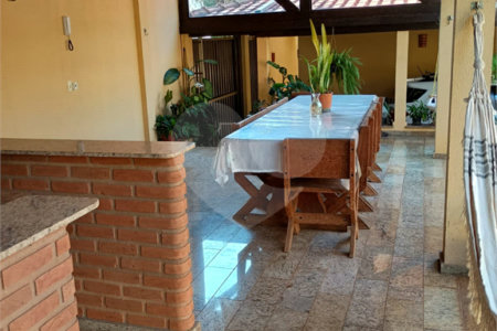 Sobrado com 3 quartos à venda com área gourmet completa e 5 vagas de garagem – Santa Marta - São Carlos/SP