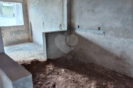 Sobrado em construção no Jardim de Cresci .