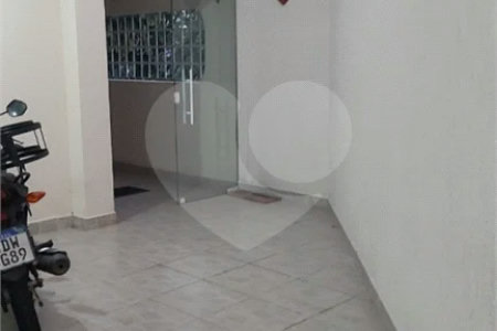 Sobrado com 224m² , 3 dormitórios , sendo 2 suítes , 3 vagas de garagem , 7 banheiros , à venda na Vila Scarpelli em Santo André.