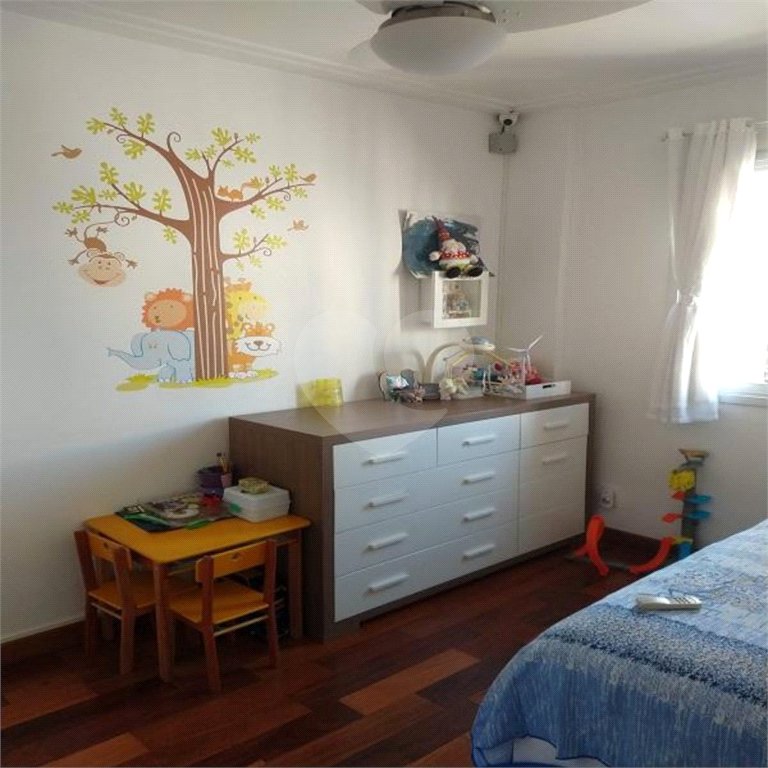 Apartamento na Vila Nova Conceição de 100m2 com 2 dorms, 1 suíte , 3 banheiros, 2 vagas. Estuda permuta.