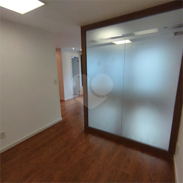 Sala comercial na Oscar Freire à venda Sala coml à venda na Oscar Freire OPORTUNIDADE Sala coml esquina. Rebouças