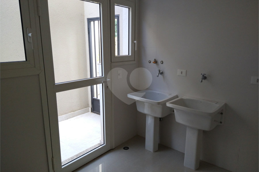 Condomínio de casas de alto padrão em estilo Neoclássico Francês