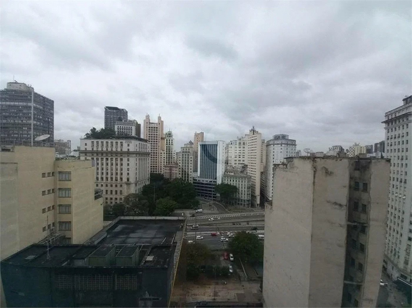 Ótima sala para escritório com 37 m², possui 2 ambientes.