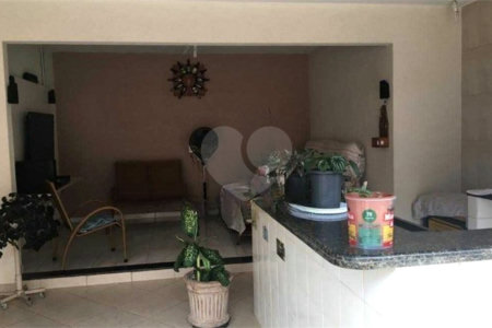 Casa térrea com 3 dormitórios, sendo 2 suítes.