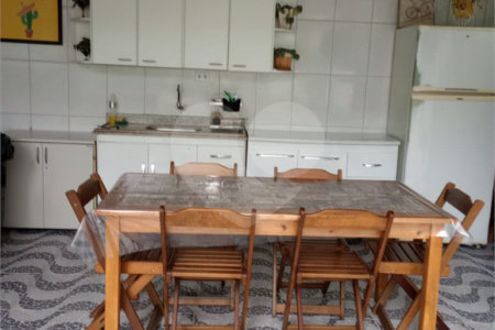 01 Dormitório, todo reformado, Semi Mobiliado com 01 Vaga de Garagem