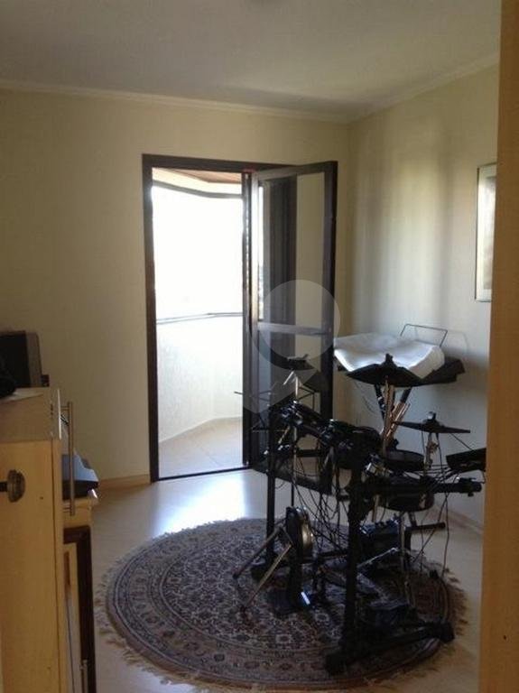 3 quartos, sendo, 2 suítes e 4 vagas de garagem