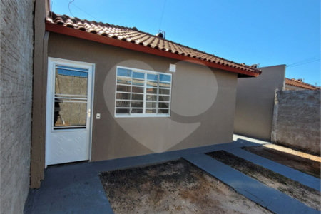 Seu Novo Lar Te Espera: Casa Aconchegante, Pronta para Morar e com 2 dormitórios e Amplo Quintal!