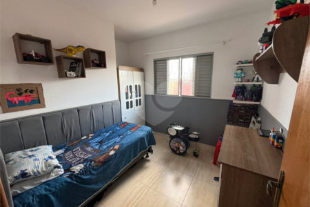 Sobrado á venda com Edícula, no Jardim Embaré, em São Carlos-SP.