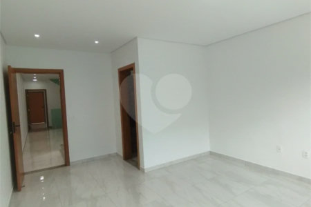 Sobrado à venda, 3 suítes, garagem, a 300 m do metrô Vila Matilde