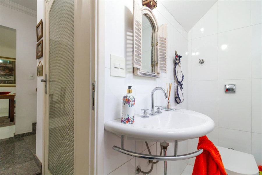 Casa Sobrado à venda com 342 m², 3 dormitórios, sendo 2 suítes, 4 vagas na Vila Mariana - São Paulo.