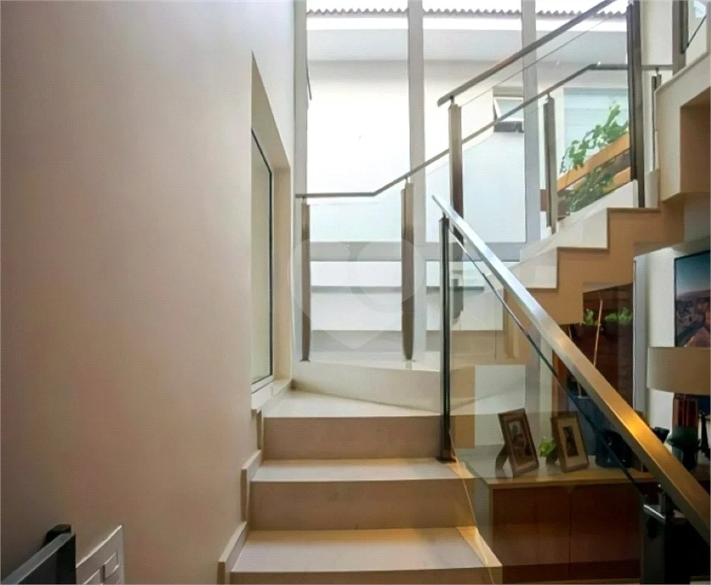 Casa de Alto Padrão em Condomínio com 4 suítes.