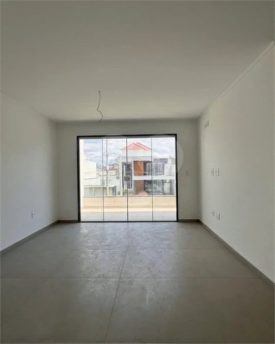 Casa duplex com 4 quartos, piscina e área gourmet, em condomínio com lazer completo e localização estratégica ao lado do Park Shopping.